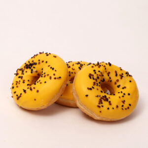 Donut overgoten met bananenfondant van Bakkerij Floor van Lieshout