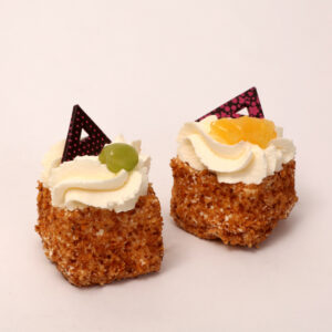 slagroomcake gebakje met versfruit van bakkerij floor van lieshout