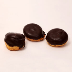 Chocoladebol met slagroom van bakkerij floor van lieshout