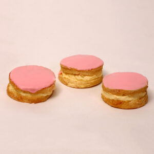 Parijse bol met room en fondant van bakkerij floor van lieshout