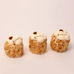 Amaretto creme progresje omringd met amandelstiften van bakkerij floor van lieshout