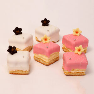 Petit four met fondant, creme en cake voor bruiloften en partijen van bakkerij floor van lieshout
