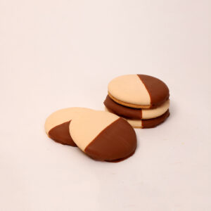 Witte eierkoek omringd met chocolade van bakkerij floor van lieshout
