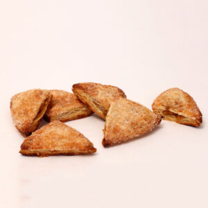 Mini appelflap gevuld met appeltjes en omhuld door roomboter korst van bakkerij floor van lieshout