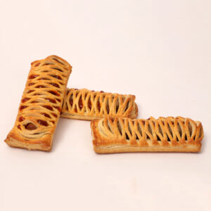 Frikandel de luxebroodje met curry en korstdeeg van bakkerij floor van lieshout