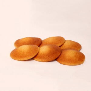 Mini gele eierkoeken van bakkerij floor van lieshout