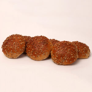 Tarwebolletjes gedecoreerd met zonnepitjes van bakkerij floor van lieshout