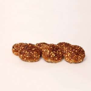 Muesli bolletjes gevuld met vruchten en gedecoreerd met verschillende zaden van bakkerij floor van lieshout
